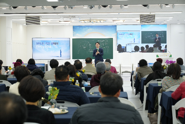1. 6일 경기 이천시 증포동 신천지 이천교회에서 오픈하우스 행사가 열린 가운데, 신천지 요한지파 이기원 지파장이 강의를 하고 있다..jpg